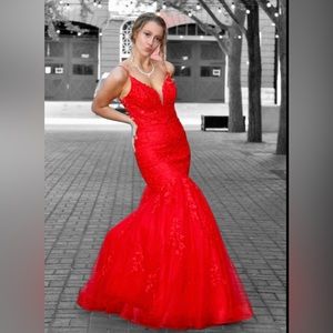 Red Amarra Formal size 8